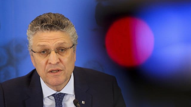 RKI-Präsident Lothar Wieler berichtet von rund 2,4 Millionen Corona-Labortests in Deutschland. RKI-Präsident Lothar Wieler berichtet von rund 2,4 Millionen Corona-Labortests in Deutschland.