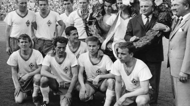 Das Meisterteam von Werder Bremen 1965 mit Gerhard Zebrowski (knieend 2. Das Meisterteam von Werder Bremen 1965 mit Gerhard Zebrowski (knieend 2.