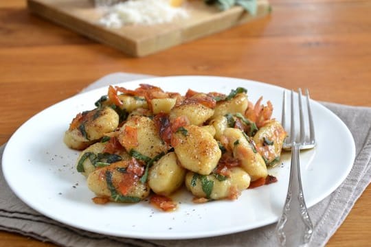 Einfach und lecker: Angebratene Gnocchi in Salbeibutter mit Speck.