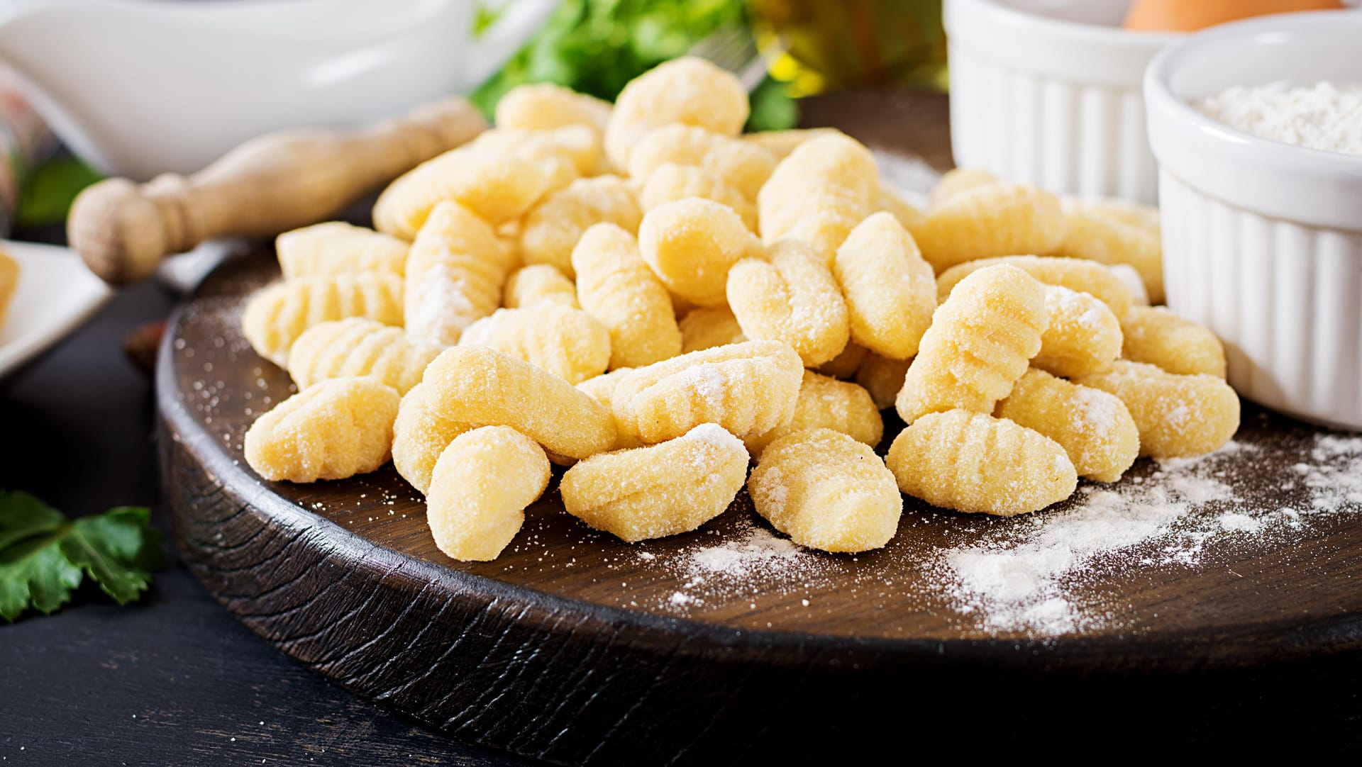 Gnocchi: Die rohen Klößchen müssen in siedendem Salzwasser etwa fünf Minuten garen.