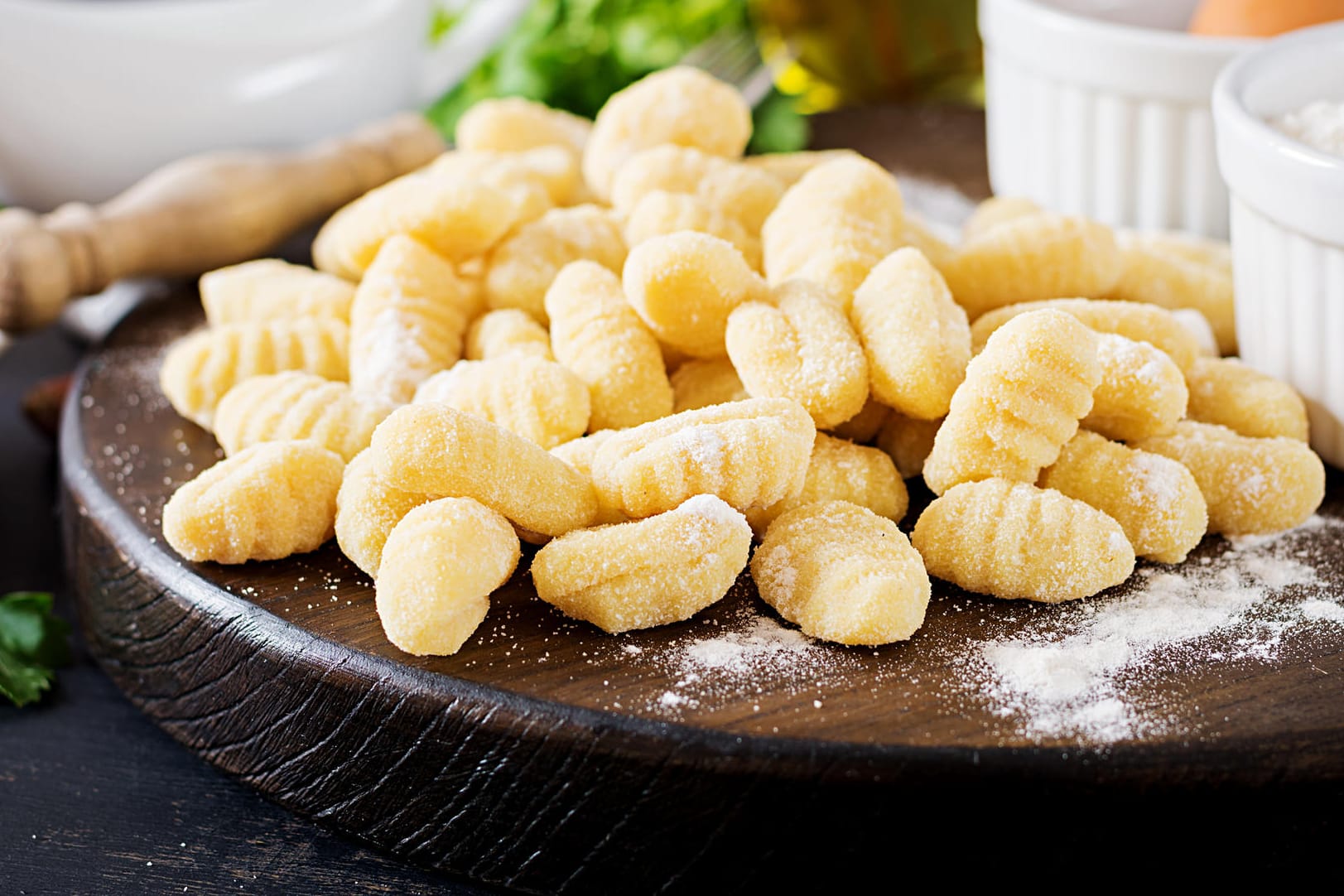 Gnocchi: Die rohen Klößchen müssen in siedendem Salzwasser etwa fünf Minuten garen.