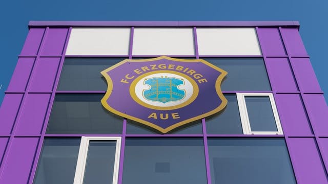 Der Kader vom FC Erzgebirge Aue wurde vorsorglich in häusliche Quarantäne geschickt. Der Kader vom FC Erzgebirge Aue wurde vorsorglich in häusliche Quarantäne geschickt.