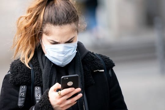 Apple und Google wollen ihre Smartphone-Schnittstellen für Corona-Warn-Apps bereitstellen.