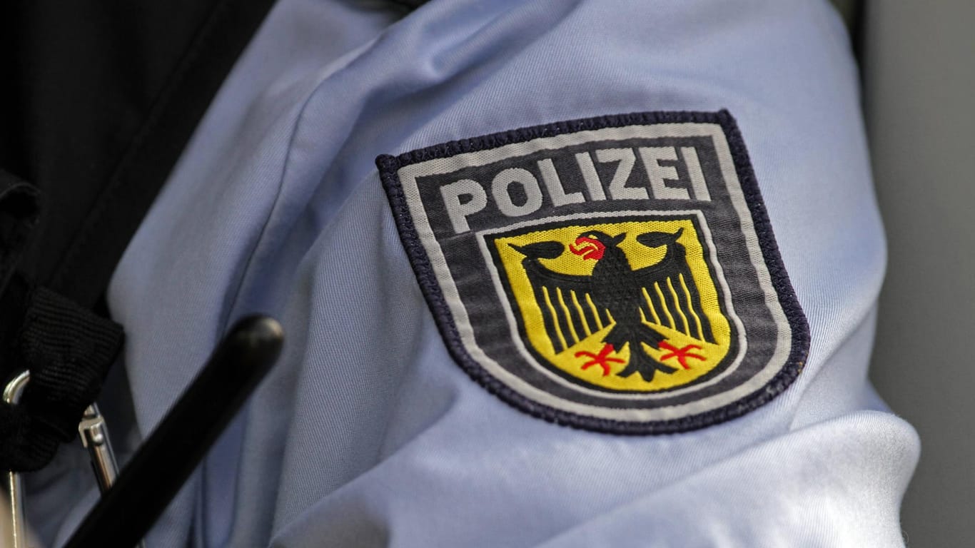 Der Bundesadler auf dem Ärmel der Dienstbekleidung eines Bundespolizisten zu sehen (Symbolbild): In Essen sind mehrere Beamte angehustet und bedroht worden.