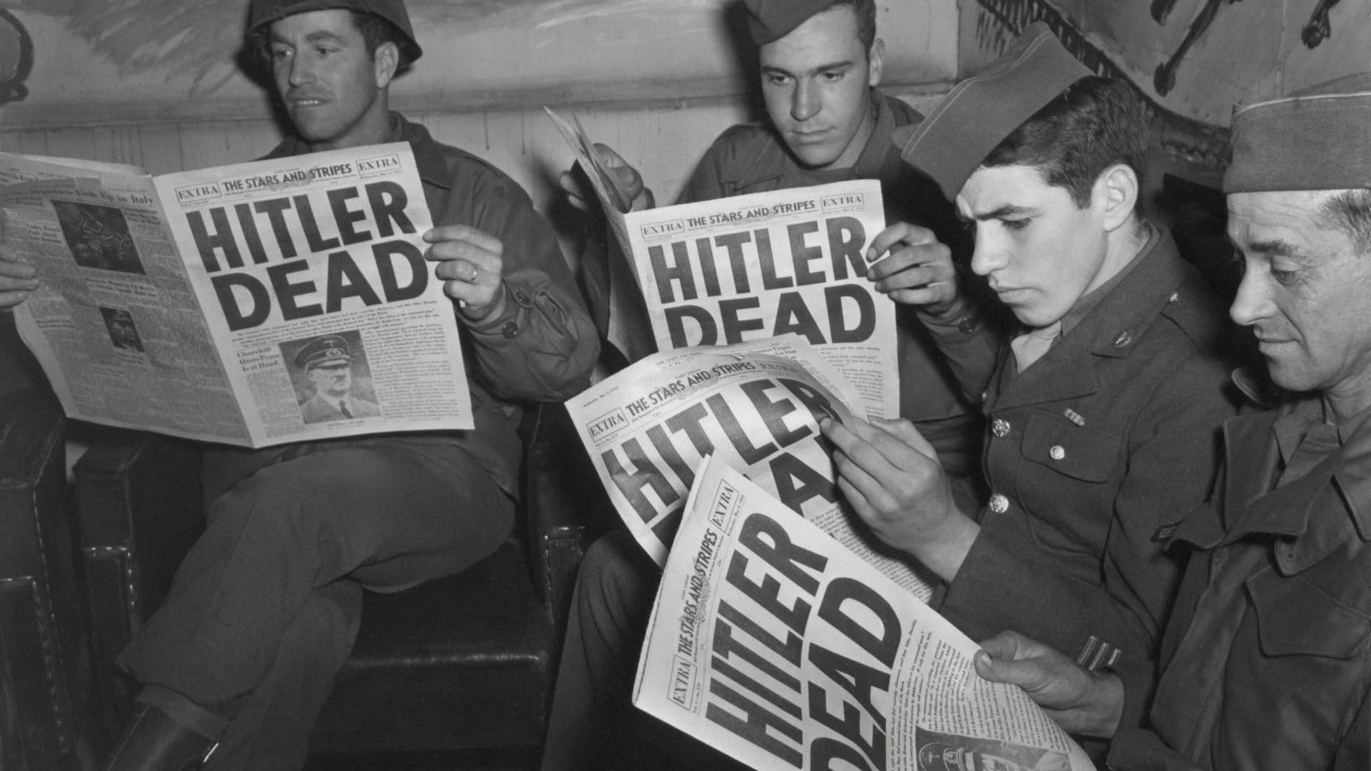 US-Soldaten halten eine Zeitung in den Händen. US-Soldaten halten eine Zeitung in den Händen.