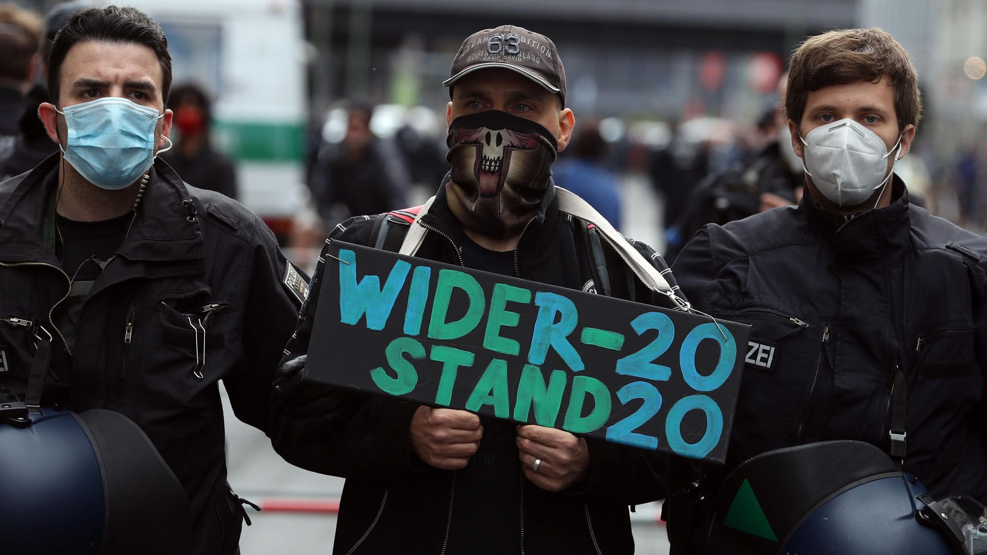 "Widerstand 2020": Ein Teilnehmer mit einem Plakat für die Partei am 1. Mai am Rande einer Demonstration gegen die Kontaktbeschränkungen in der Coronakrise.