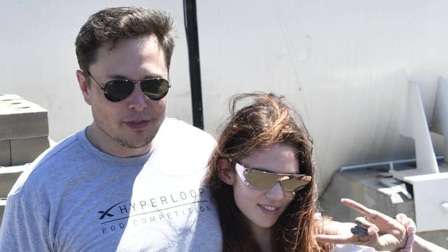 Arm in Arm: Elon Musk und Grimes.