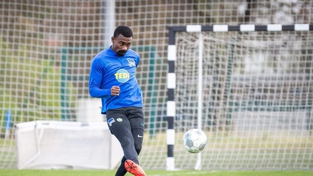 Bei Hertha BSC nach seinem Kabinen-Video suspendiert: Salomon Kalou. Bei Hertha BSC nach seinem Kabinen-Video suspendiert: Salomon Kalou.