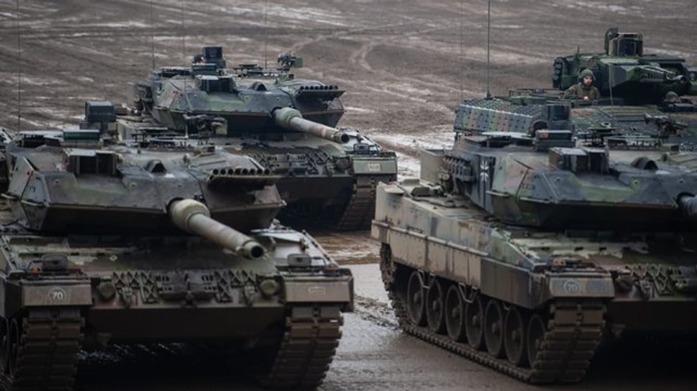 Kampfpanzer vom Typ Leopard 2A6 und ein Schützenpanzer vom Typ Puma.