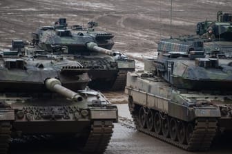 Kampfpanzer vom Typ Leopard 2A6 und ein Schützenpanzer vom Typ Puma.