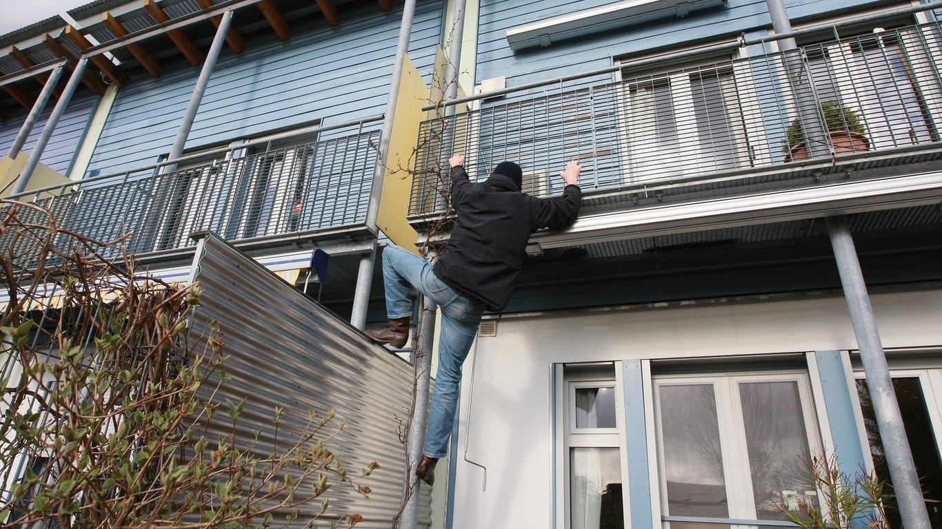 Ein Einbrecher klettert einen Balkon hoch (Symbolbild): In Hagen versuchte sich ein mutmaßlicher Einbrecher gegenüber der Polizei herauszureden.