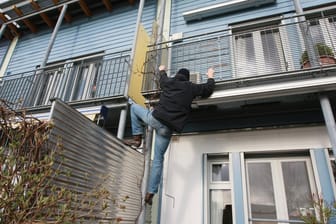 Ein Einbrecher klettert einen Balkon hoch (Symbolbild): In Hagen versuchte sich ein mutmaßlicher Einbrecher gegenüber der Polizei herauszureden.