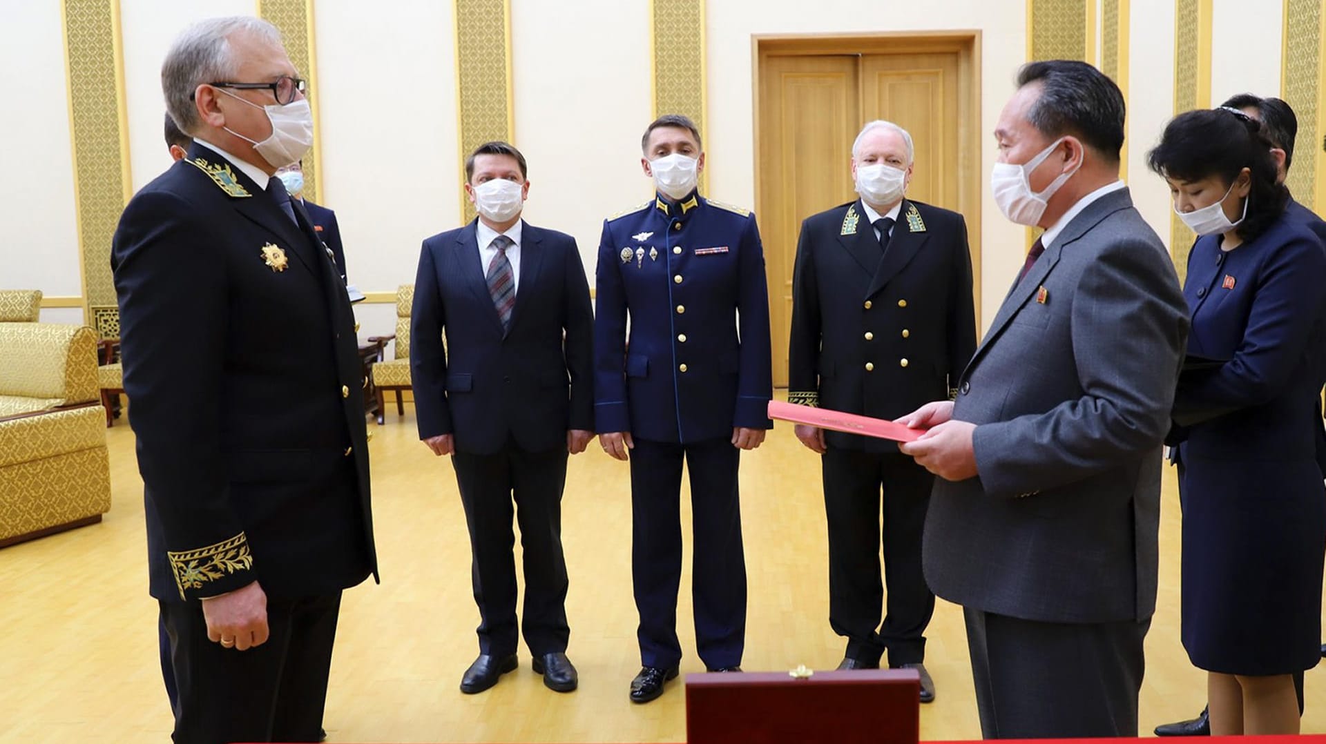 Der russische Botschafter Alexander Matsegora (links) und der nordkoreanische Außenminister Ri Son Gwon: Bei einer feierlichen Zeremonie wurde der nordkoreanische Machthaber Kim Jong Un für dessen Einsatz für die Erinnerungen an die sowjetischen Soldaten im Zweiten Weltkrieg ausgezeichnet. Der russische Botschafter Alexander Matsegora (links) und der nordkoreanische Außenminister Ri Son Gwon: Bei einer feierlichen Zeremonie wurde der nordkoreanische Machthaber Kim Jong Un für dessen Einsatz für die Erinnerungen an die sowjetischen Soldaten im Zweiten Weltkrieg ausgezeichnet.