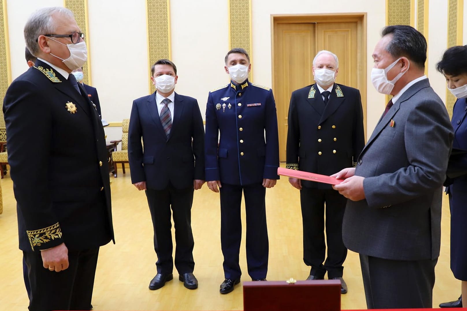 Der russische Botschafter Alexander Matsegora (links) und der nordkoreanische Außenminister Ri Son Gwon: Bei einer feierlichen Zeremonie wurde der nordkoreanische Machthaber Kim Jong Un für dessen Einsatz für die Erinnerungen an die sowjetischen Soldaten im Zweiten Weltkrieg ausgezeichnet.
