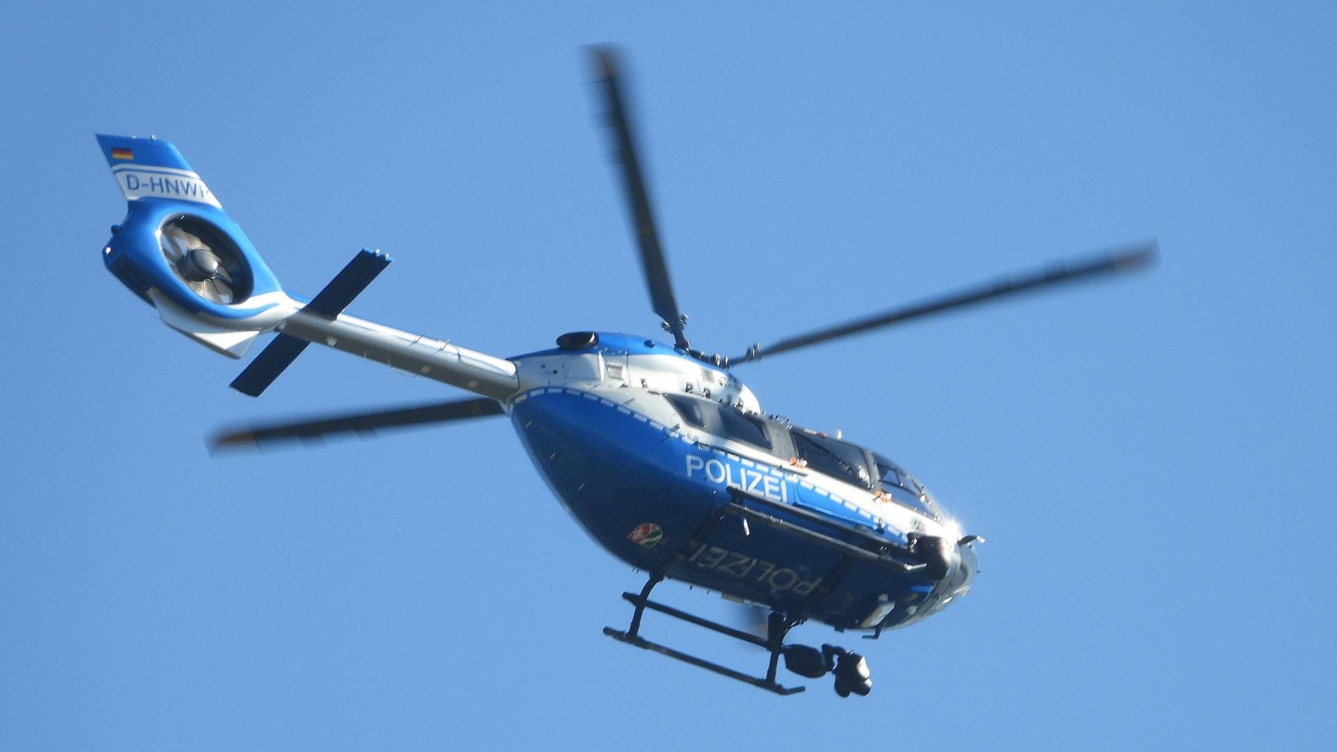 Ein Polizeihubschrauber im Einsatz (Symbolbild): In Köln wurde ein junger Autofahrer nach einer Verfolgungsjagd gestoppt. Ein Polizeihubschrauber im Einsatz (Symbolbild): In Köln wurde ein junger Autofahrer nach einer Verfolgungsjagd gestoppt.