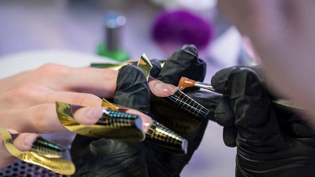 Eine Behandlung in einem Nagelstudio: In Mecklenburg-Vorpommern soll das bald schon wieder möglich sein.