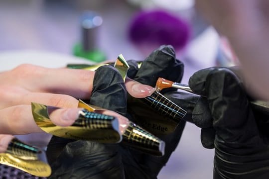 Eine Behandlung in einem Nagelstudio: In Mecklenburg-Vorpommern soll das bald schon wieder möglich sein.