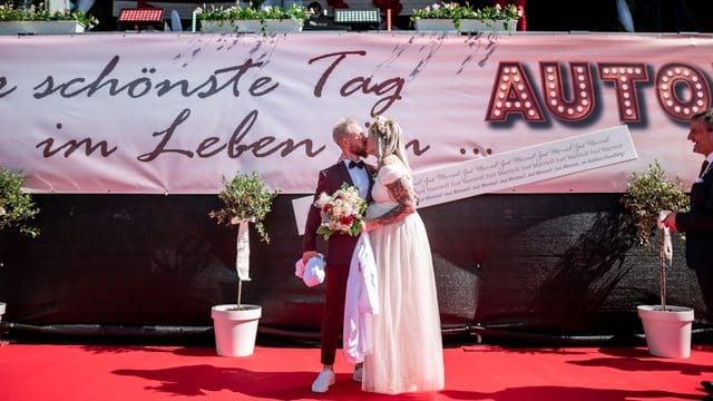 Das Brautpaar Janine und Philip Scholz (l) bei ihrer Trauung im Autokino. Das Brautpaar Janine und Philip Scholz (l) bei ihrer Trauung im Autokino.