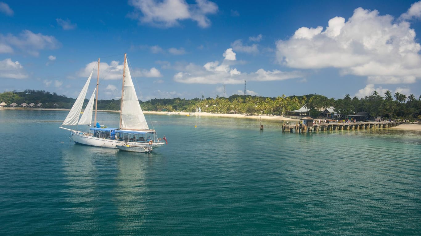 Ein Segelboot auf den Fidschi-Inseln (Symbolbild): Nach Monaten auf See konnte ein Segler aus Singapur auf den Fidschi-Inseln wieder an Land gehen.