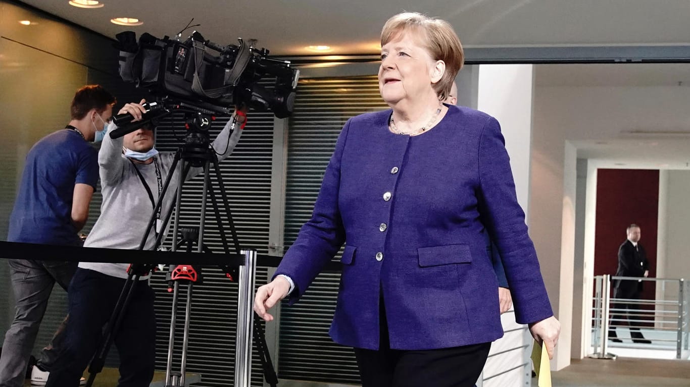Kanzlerin Merkel: Laut eines Medienberichts plant Merkel eine Obergrenze für Neuinfektionen mit dem Coronavirus – sollten diese eine bestimmte Grenze überschreiten, könnten regional wieder härtere Maßnahmen eingeführt werden.