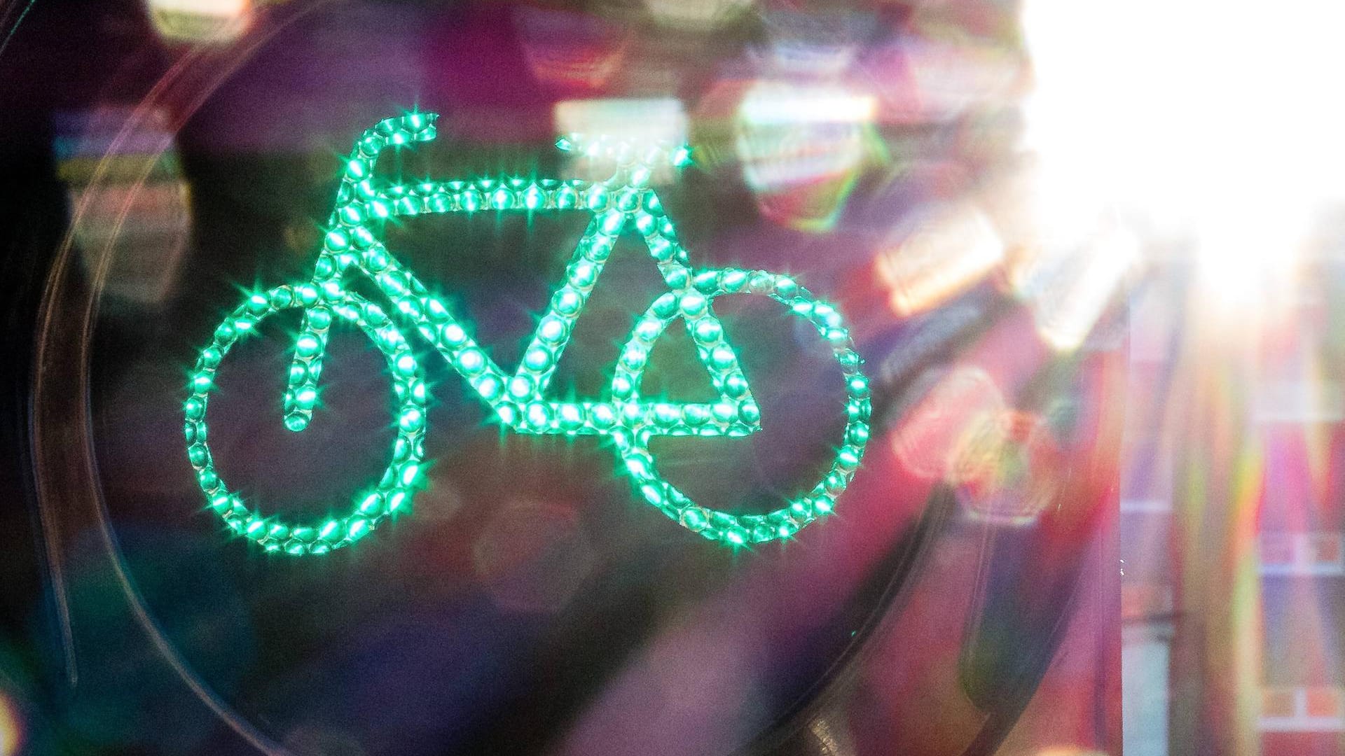 Eine Fahrradampel zeigt Grün: In Bielefeld streifte ein SUV-Fahrer einen Radler. Eine Fahrradampel zeigt Grün: In Bielefeld streifte ein SUV-Fahrer einen Radler.