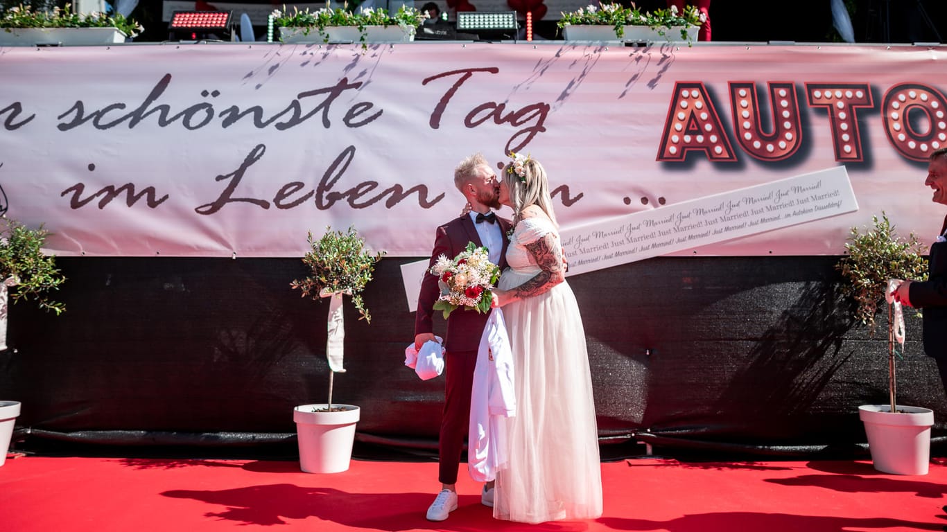 Das Brautpaar Janine und Philip Scholz küsst sich: Das Paar heiratete in den Farben des Fußball-Bundesligisten Fortuna Düsseldorf.