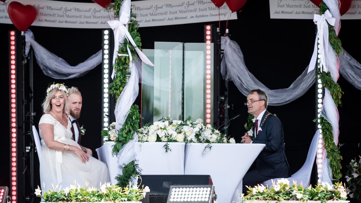 Das Brautpaar Janine und Philip Schol: Im Düsseldorfer Autokino hat sich das Paar von Oberbürgermeister Thomas Geisel trauen lassen.