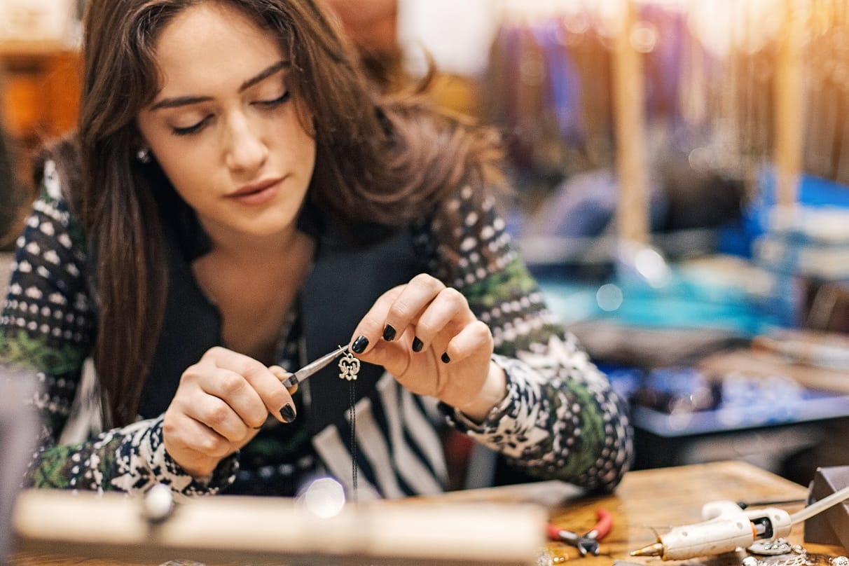 Handgefertigte Produkte sind schon länger im Trend. Bei Amazon Handmade findet man eine große Produktauswahl von Kunsthandwerkern.