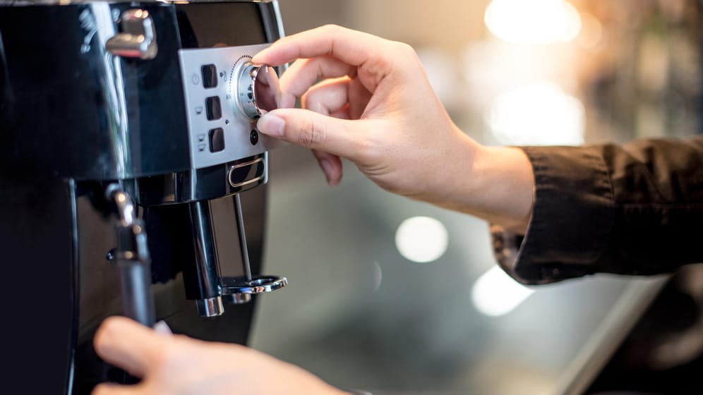 Ein Kaffeevolautomat: Heute gibt es ein Modell von De'Longhi im Angebot.