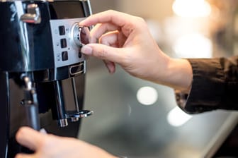 Ein Kaffeevolautomat: Heute gibt es ein Modell von De'Longhi im Angebot.