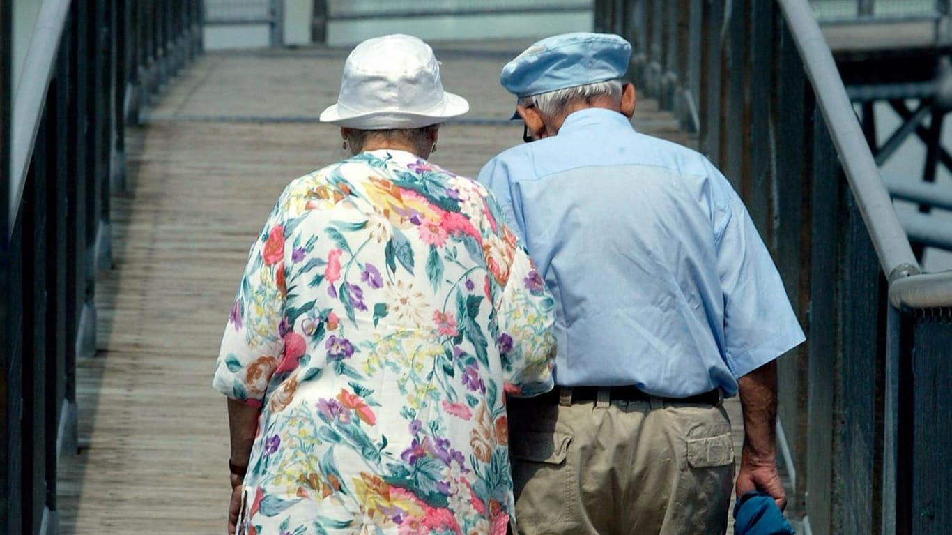 Ein altes Ehepaar geht Arm in Arm zusammen spazieren: Die Grundrente soll die Rente von Geringverdienern aufstocken.