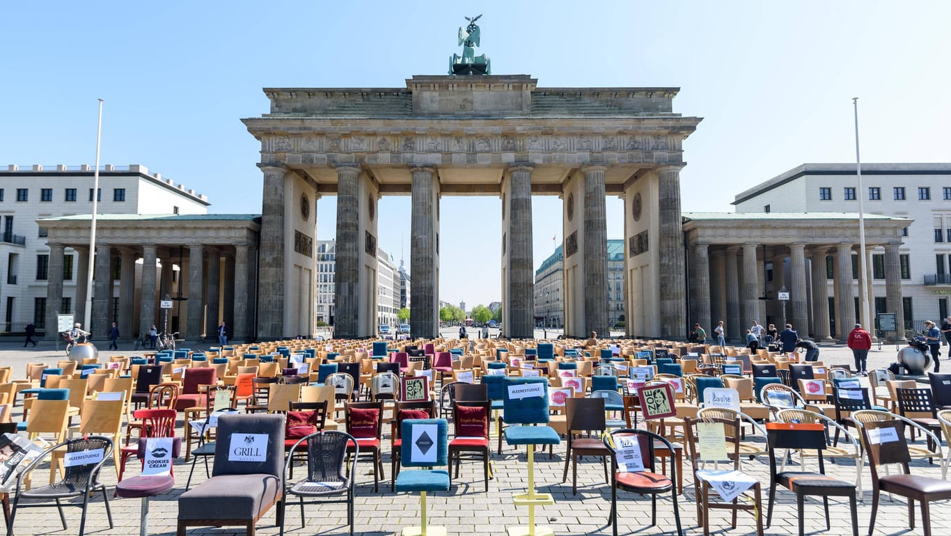 Leere Stühle vor dem Brandenburger Tor: So machen Gastronomen, Veranstalter und Hoteliers auf ihre Situation aufmerksam und fordern Hilfen vom Staat.