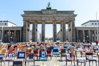 Leere Stühle vor dem Brandenburger Tor: So machen Gastronomen, Veranstalter und Hoteliers auf ihre Situation aufmerksam und fordern Hilfen vom Staat.