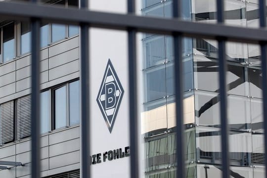Ein Gladbacher Profi sowie ein Betreuer sollen zunächst positiv auf das Corona-Virus getestet worden sein.