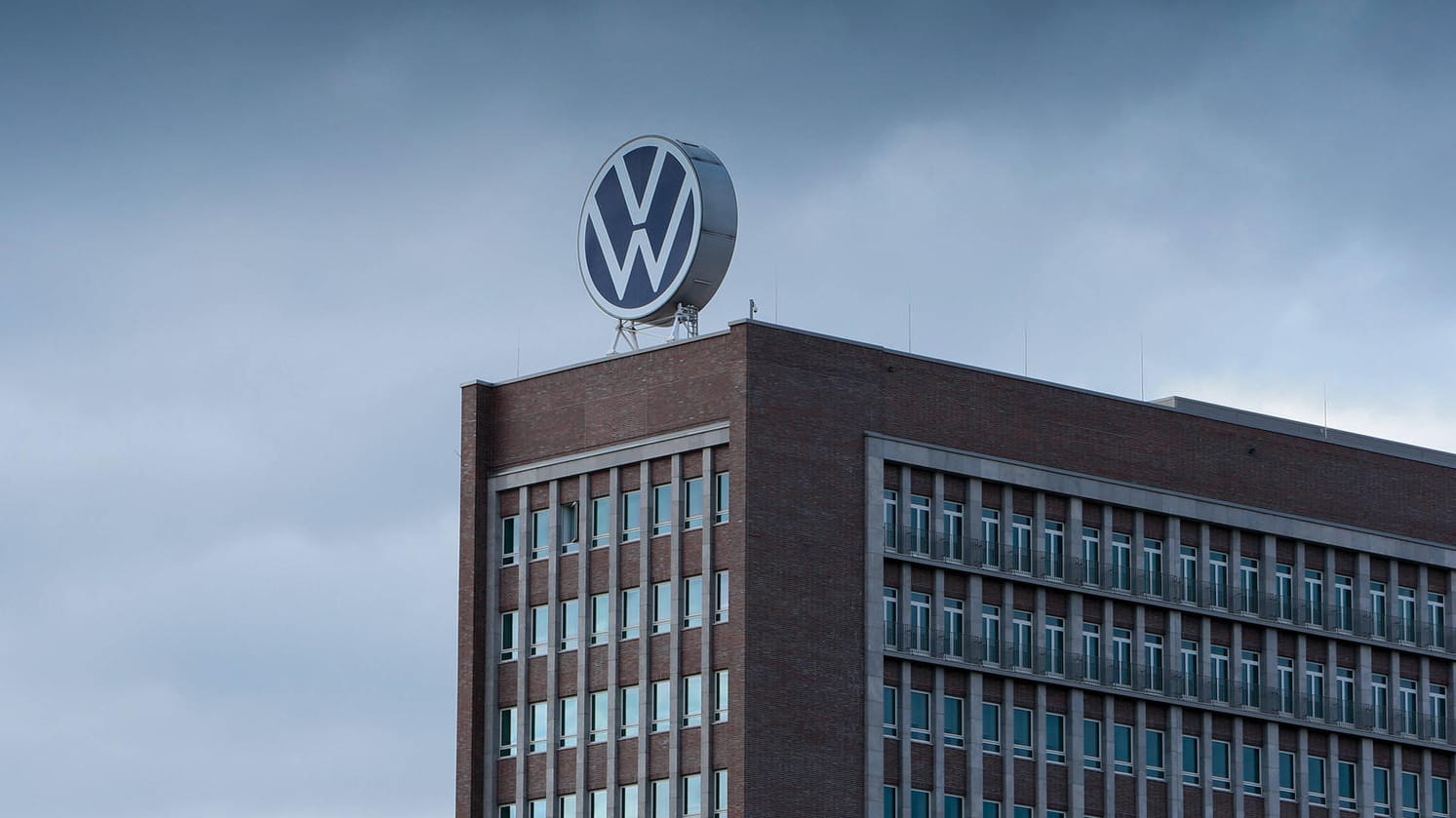 VW-Logo: Der 6. Zivilsenat des BGH hatte am Dienstag erstmals überhaupt eine sogenannte Dieselklage gegen den Autobauer verhandelt.