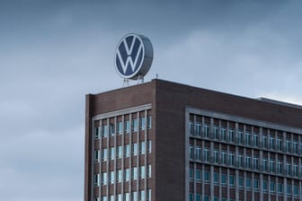 VW-Logo: Der 6. Zivilsenat des BGH hatte am Dienstag erstmals überhaupt eine sogenannte Dieselklage gegen den Autobauer verhandelt.