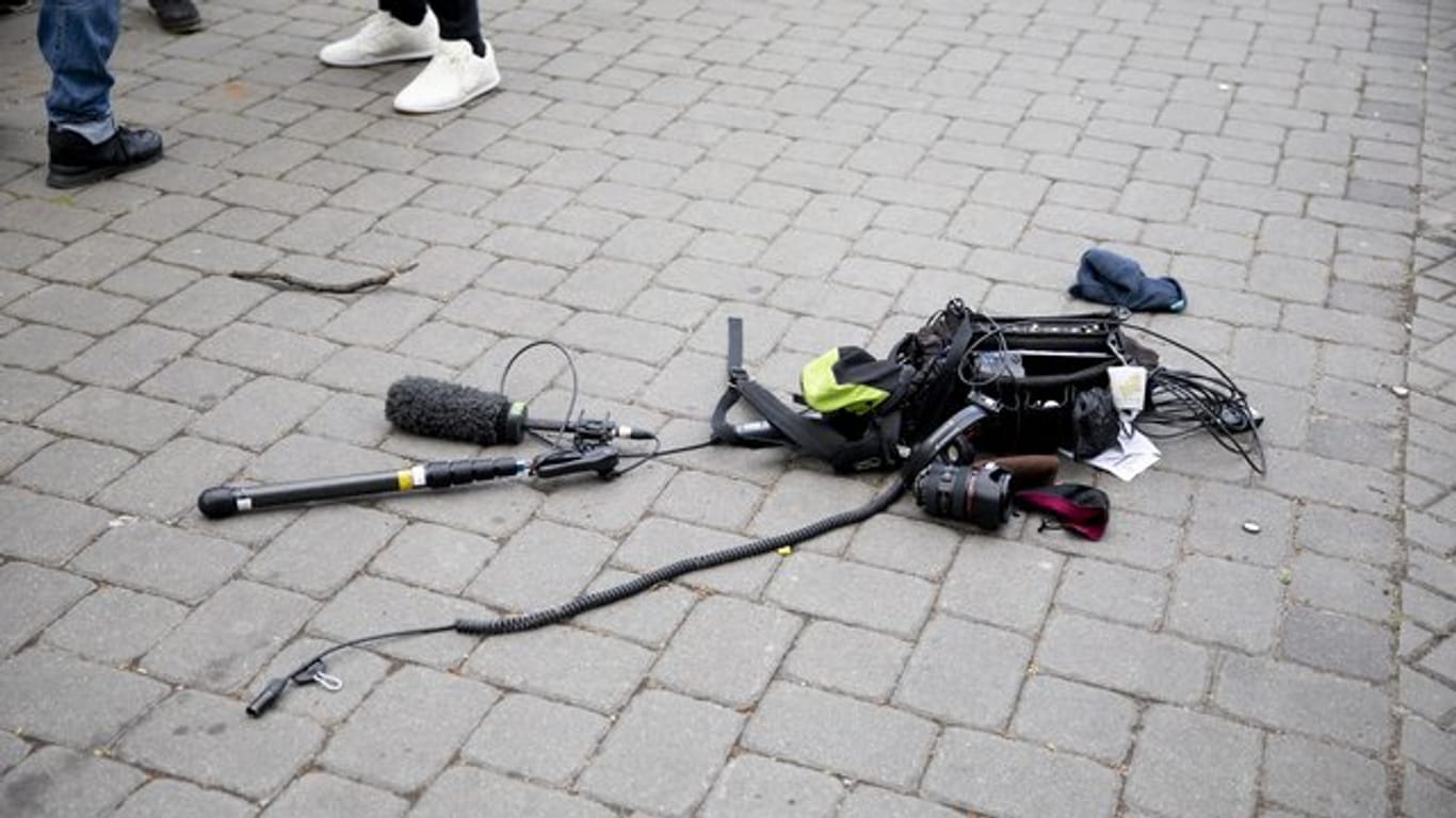 Die Ausrüstung des Kamerateams liegt nach der Attacke auf dem Boden.