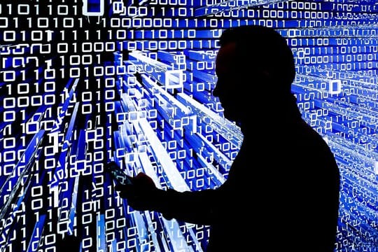 Ob im Smartphone-Datenstrom ungewollt Privates abfließt, müssen Sicherheitsforscher oft erst einmal mühsam entschlüsseln.