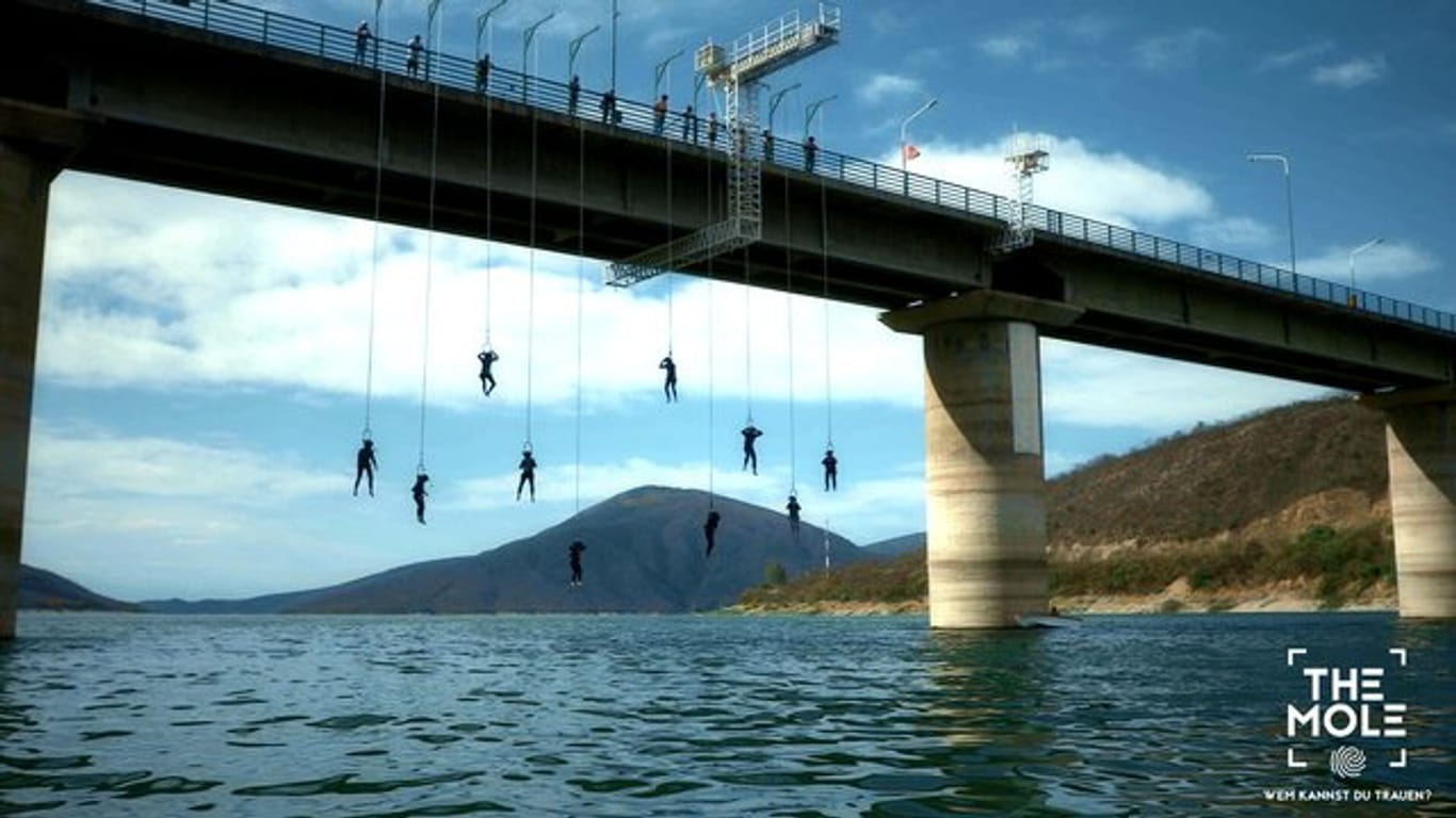 Kandidaten hängen an einer Brücke - eine Szene aus Folge 1 der neuen Sat.