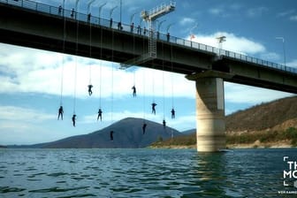 Kandidaten hängen an einer Brücke - eine Szene aus Folge 1 der neuen Sat.