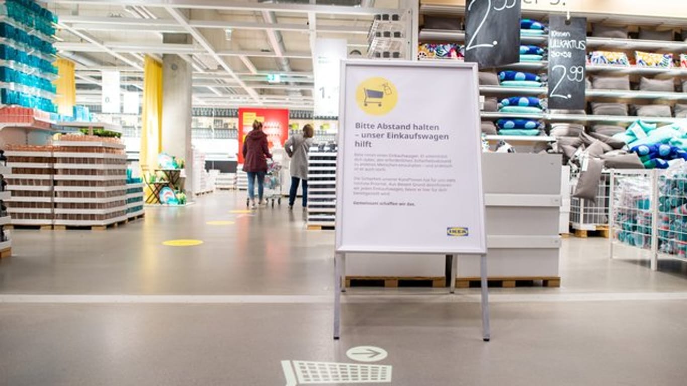 "Bitte Abstand halten - unser Einkaufswagen hilft" steht im Einrichtungshaus IKEA-Magdeburg auf einem Schild.