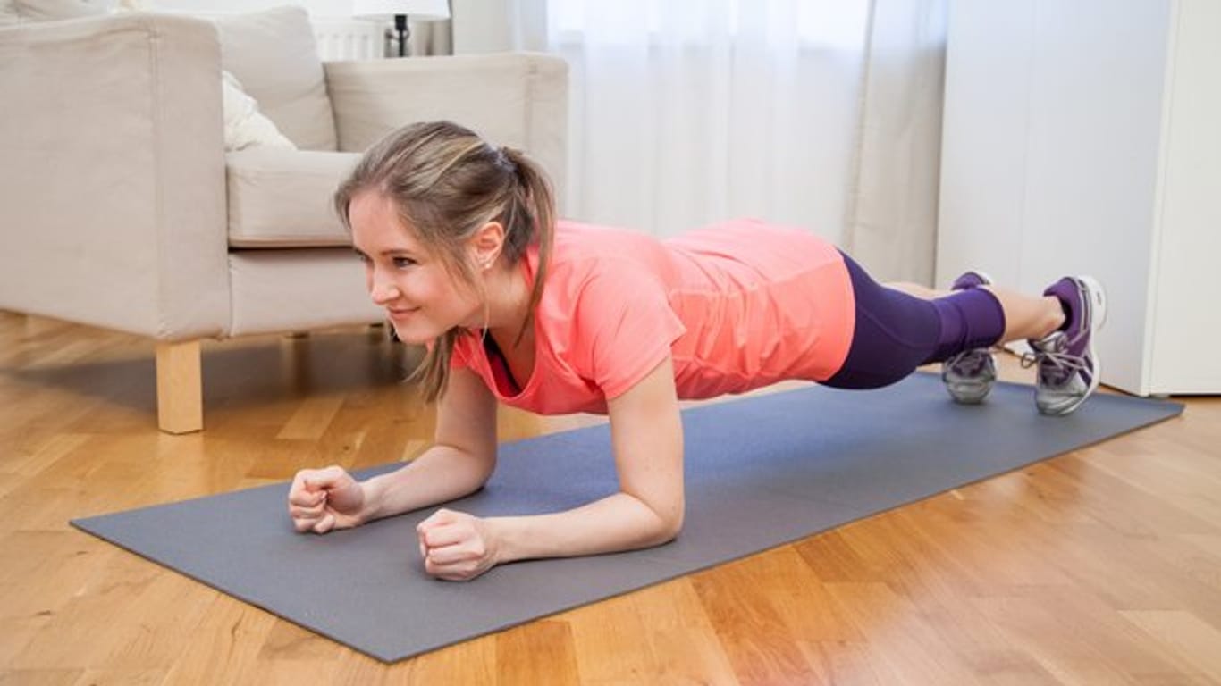 Einfache Übung bei Rückenschmerzen: Der Unterarmstütz kräftigt die Muskulatur in vielen Bereichen des Körpers, besonders aber im Rumpf.