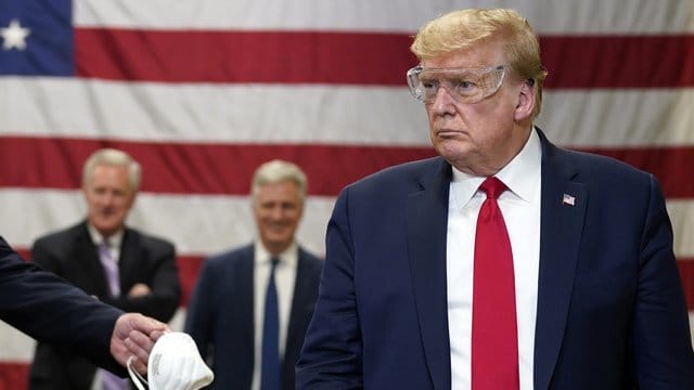 Donald Trump (r), Präsident der USA, nimmt an einer Besichtigung eines Werks von Honeywell International teil, in dem Schutzausrüstung hergestellt wird. Donald Trump (r), Präsident der USA, nimmt an einer Besichtigung eines Werks von Honeywell International teil, in dem Schutzausrüstung hergestellt wird.