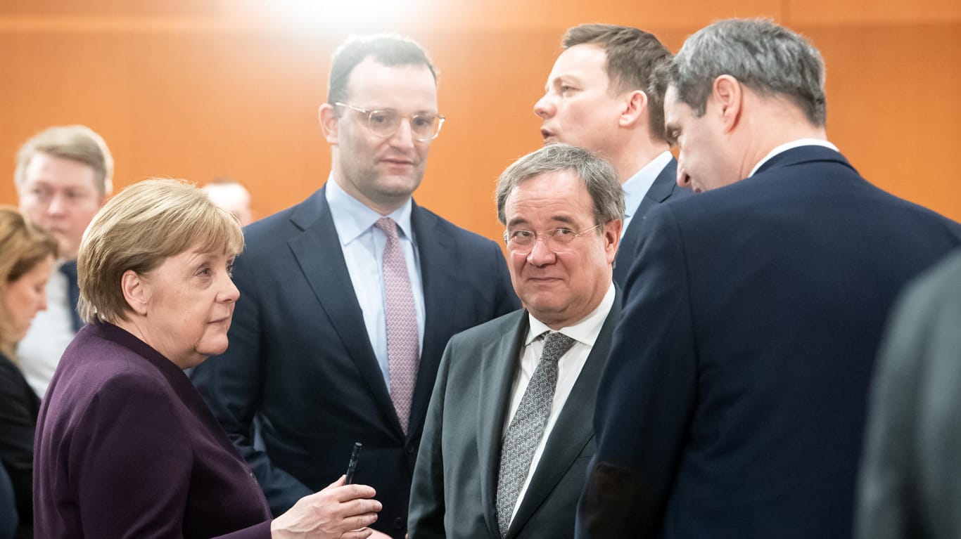 Die Herren geben den Takt vor: Bundeskanzlerin Merkel mit Gesundheitsminister Spahn und den Ministerpräsidenten Laschet (NRW), Hans (Saarland) und Söder (Bayern) Mitte April im Kanzleramt.
