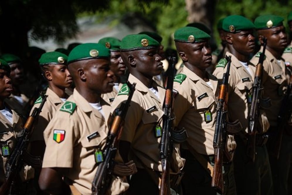 Soldaten der malischen Streitkräfte treten im EUTM-Ausbildungszentrum an.