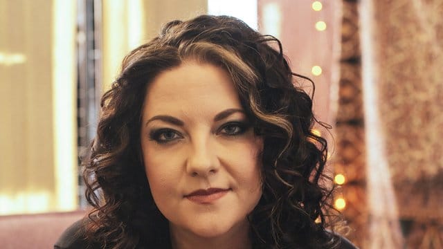 Ashley McBryde hat sich langsam nach oben gesungen.