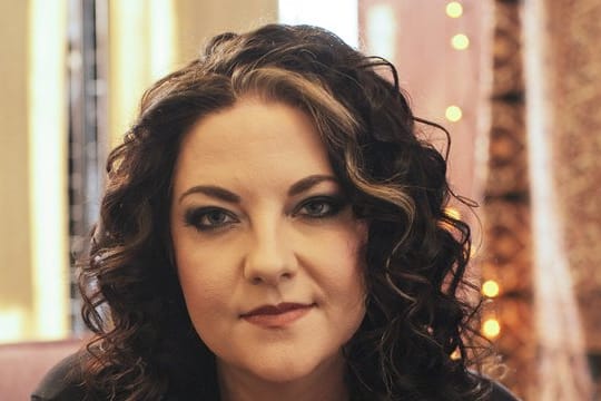 Ashley McBryde hat sich langsam nach oben gesungen.