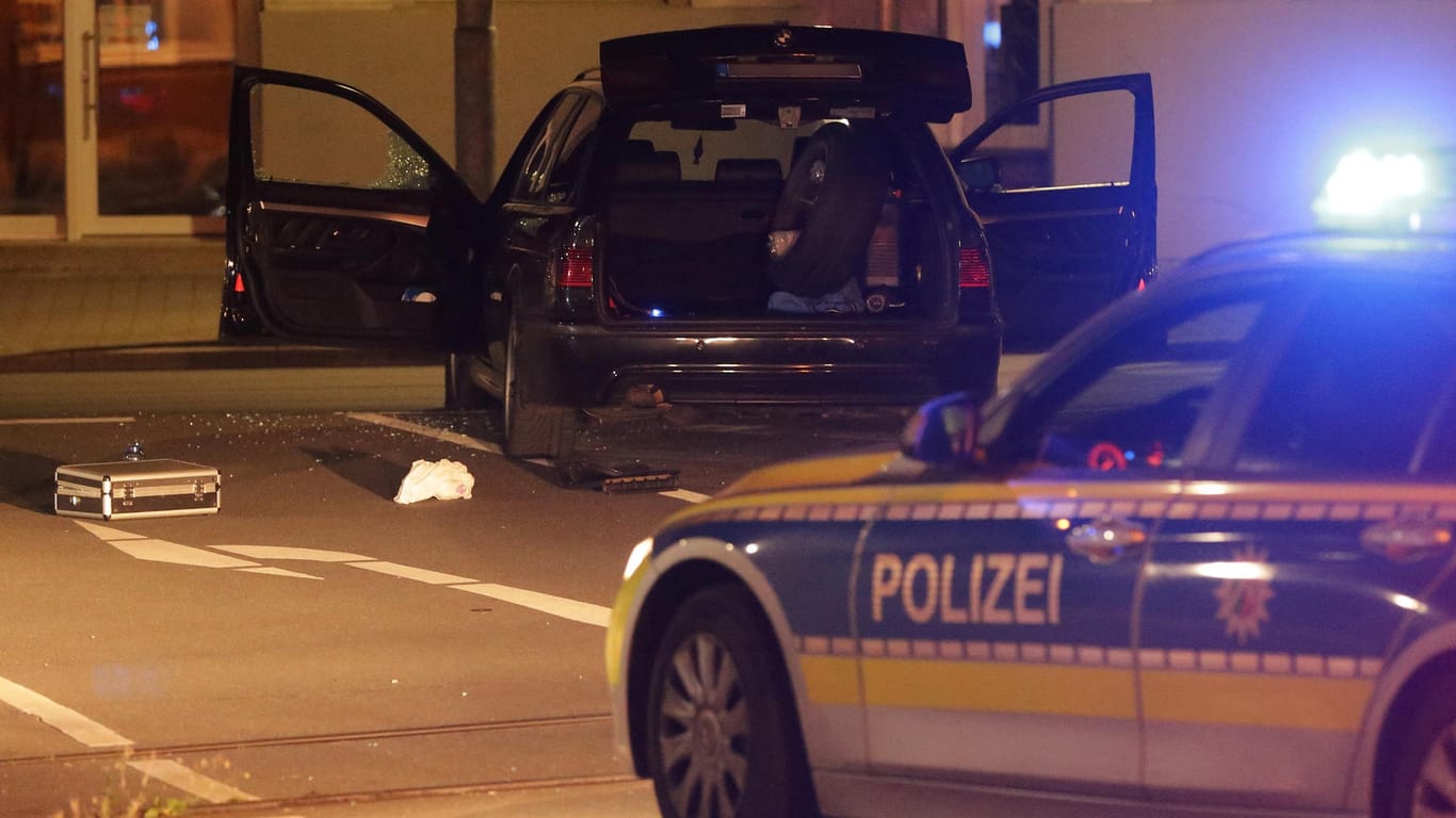 Das Fahrzeug des mutmaßlichen Täters steht hinter einem Einsatzfahrzeug der Polizei: In Gevelsberg bei Hagen hat sich ein Mann zwei Schusswechsel mit der Polizei geliefert.