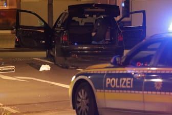 Das Fahrzeug des mutmaßlichen Täters steht hinter einem Einsatzfahrzeug der Polizei: In Gevelsberg bei Hagen hat sich ein Mann zwei Schusswechsel mit der Polizei geliefert.