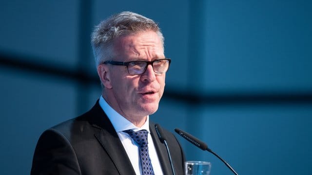 DOSB-Sportchef Dirk Schimmelpfennig: "Es ist sehr schwer, heute schon ein Bild von den Olympischen Spielen 2021 zu entwickeln". DOSB-Sportchef Dirk Schimmelpfennig: "Es ist sehr schwer, heute schon ein Bild von den Olympischen Spielen 2021 zu entwickeln".